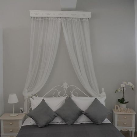 דירות פריסה Anezinas Place מראה חיצוני תמונה