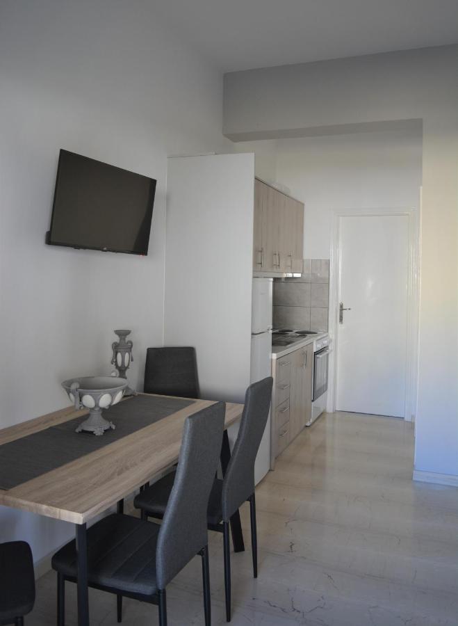 דירות פריסה Anezinas Place מראה חיצוני תמונה