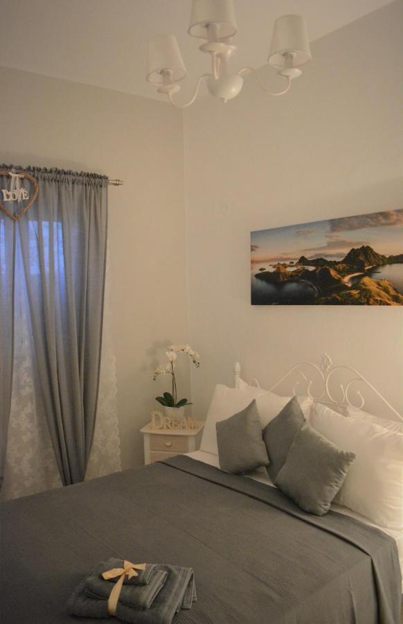 דירות פריסה Anezinas Place מראה חיצוני תמונה