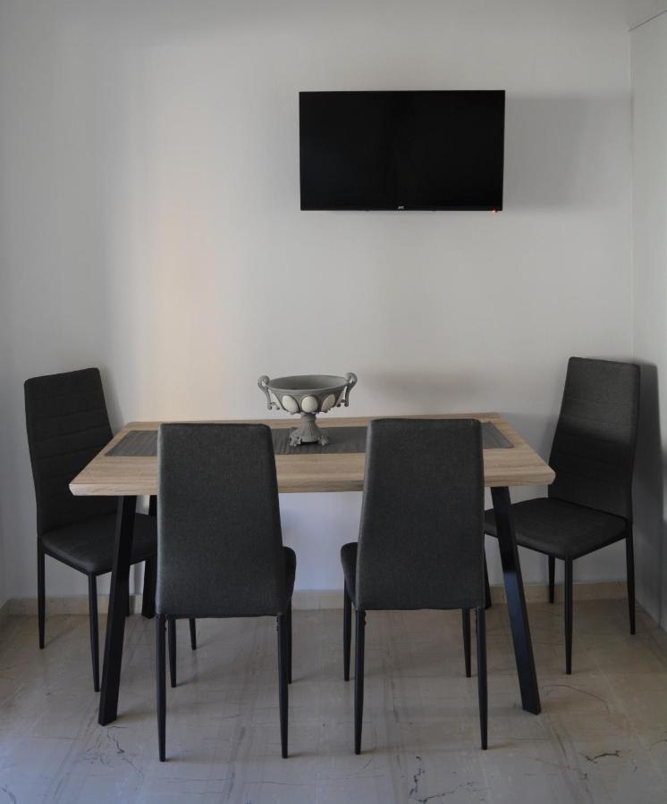 דירות פריסה Anezinas Place מראה חיצוני תמונה